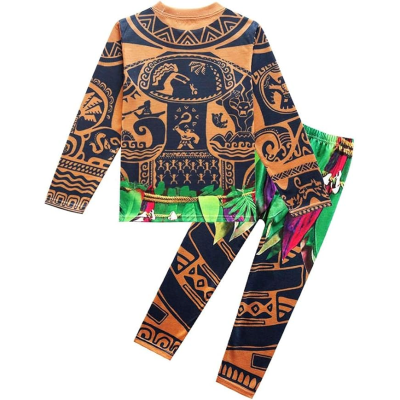 Conjunto infantil com padrão tribal castanho e preto com detalhes verdes e vermelhos