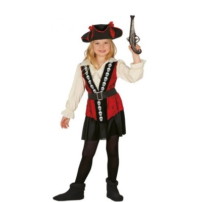 Criança vestida com fantasia de pirata com vestido, chapéu, botas e pistola de brinquedo.