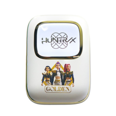 Dispositivo branco com logo HUNTR X e ilustração de três personagens com texto GOLDEN