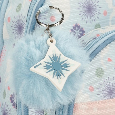 Porta-chaves pelúcia azul com estrela branca e floco de neve preso a mochila com padrão de flocos de neve