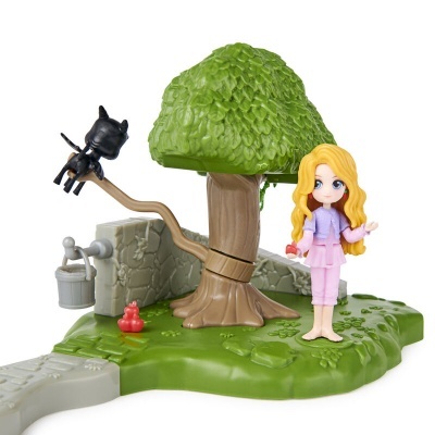 Brinquedo com figura de menina, árvore, gato e base verde