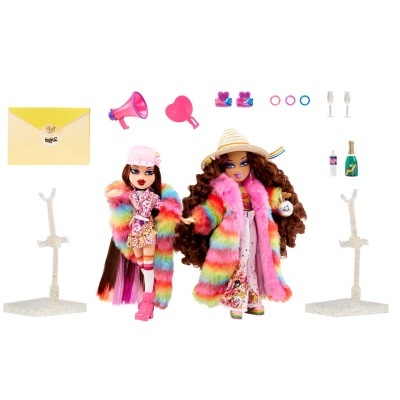 Duas bonecas com casacos de pelúcia coloridos e acessórios variados em fundo branco