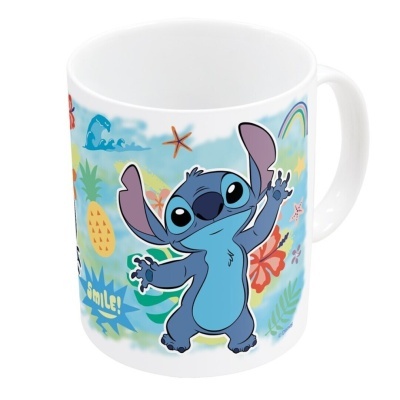 Caneca de cerâmica branca com ilustração de Stitch com fundo tropical colorido.