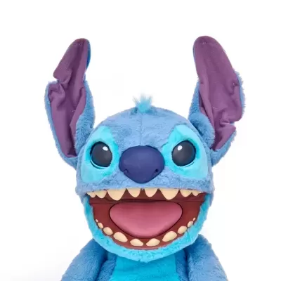 Pelúcia azul do personagem Stitch com boca aberta e orelhas roxas