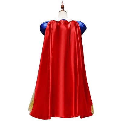 Capa vermelha brilhante com detalhes dourados exibida em manequim