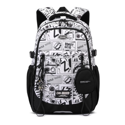Mochila preta e branca com padrão gráfico e etiquetas com texto