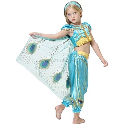 Criança com fantasia azul e amarela com padrão de penas de pavão