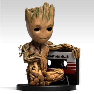 Figura decorativa Baby Groot com cassete VHS.