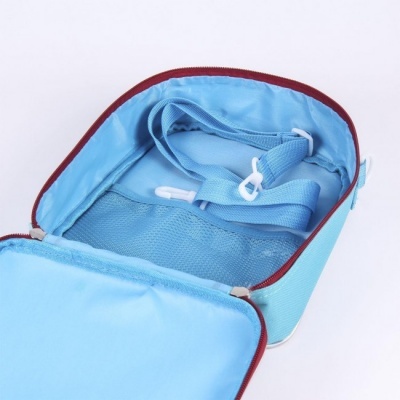 Bolsa de transporte azul claro com fecho vinho aberta mostrando interior e alça ajustável