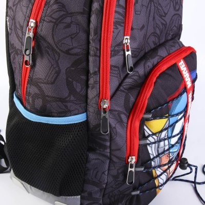 Mochila infantil preta com detalhes vermelhos e ilustração colorida de personagem Marvel