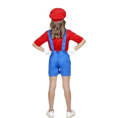 Criança de costas com traje infantil vermelho e azul