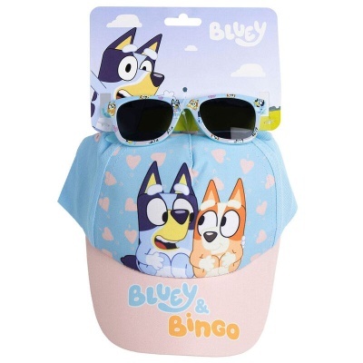 Boné infantil azul claro e rosa com personagens Bluey e Bingo e óculos de sol azuis