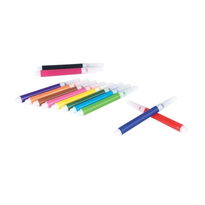 Conjunto de marcadores coloridos com tampas brancas dispostos sobre superfície branca