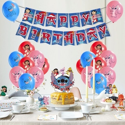 Decoração de festa de aniversário com balões coloridos, faixa HAPPY BIRTHDAY e bolo decorado com personagens