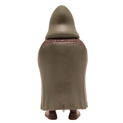 Figura pequena de brinquedo com capa verde escura e capuz
