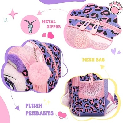 Mochila padrão leopardo roxo e preto com detalhes rosa e pendentes de pelúcia