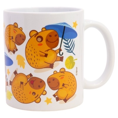 Caneca branca com desenhos de capivaras amarelas segurando guarda-chuva azul e folhas coloridas.