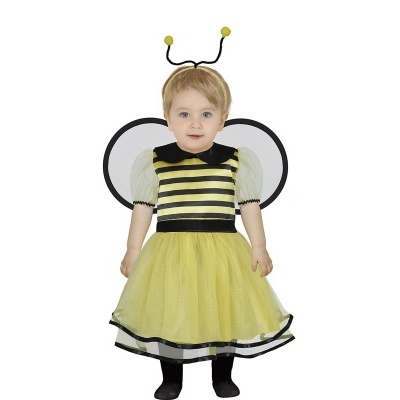 Criança vestida de abelha em traje amarelo e preto com asas e antenas
