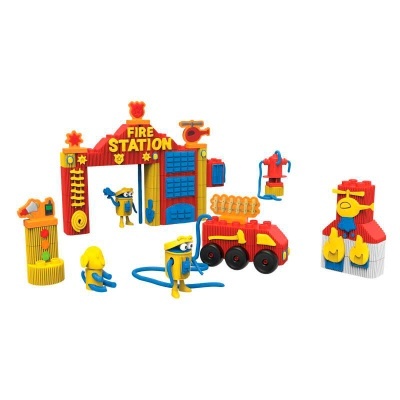 Brinquedos de bombeiros coloridos com estação, figuras e acessórios