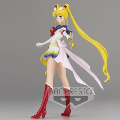 Figura colecionável Sailor Moon de PVC em fundo cinzento