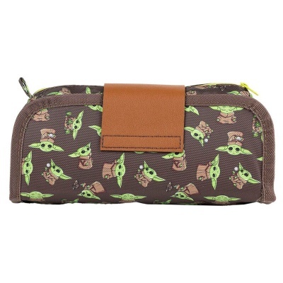 Estojo escolar castanho com padrão de personagens Baby Yoda verdes e bege, com fecho e aba castanha