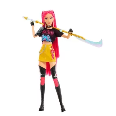 Boneca com cabelo longo rosa e roupa preta e amarela segurando um cajado decorativo