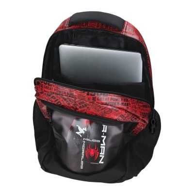 Mochila preta e vermelha com texto Ultimato Spiderman e laptop cinza