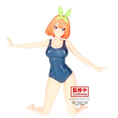 Figura anime com fato de banho azul e fita verde na cabeça