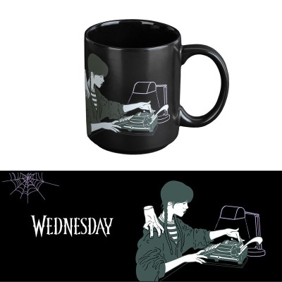 Caneca preta com ilustração da personagem Wednesday e texto WEDNESDAY