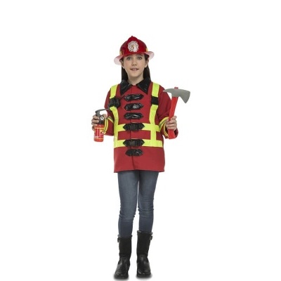 Criança com fato de bombeiro vermelho e amarelo, capacete e segurando extintor e machado de brinquedo