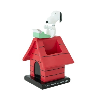 Figura decorativa de Snoopy na casota vermelha com máquina de escrever