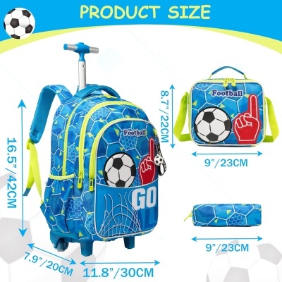 Mochila azul de rodinhas com temas de futebol, lancheira e estojo à direita, com medidas em cm e polegadas