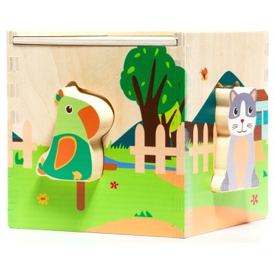 Brinquedo de madeira com personagens recortados de animais coloridos e fundo ilustrado