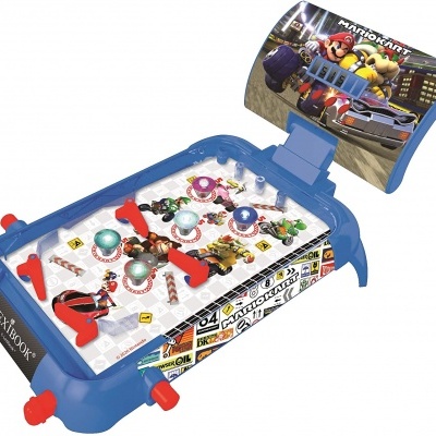 Jogo portátil azul e branco com alavancas vermelhas e imagem do Mario Kart