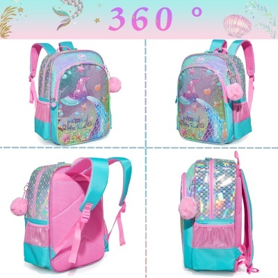 Mochila infantil azul e rosa com escamas holográficas e pompons de pelúcia
