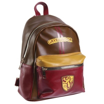 Mochila pequena multicolor com texto Gryffindor e escudo com leão.