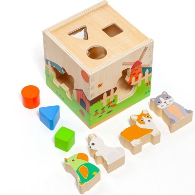 Brinquedo educativo de madeira com cubo de encaixe e peças de animais coloridos.