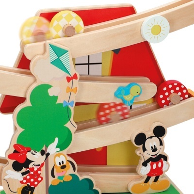 Brinquedo de madeira com personagens Disney Minnie, Pluto e Mickey e carrinhos vermelho com pontos brancos