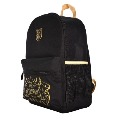 mochila preta com texto dourado e bolso frontal