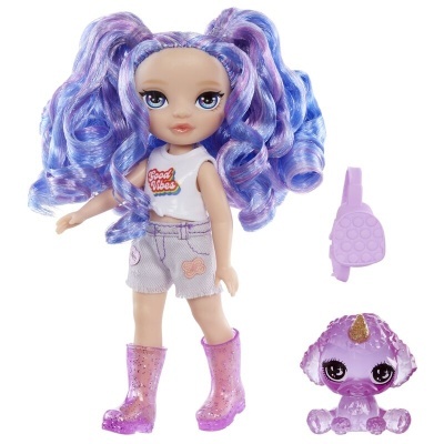 Boneca com cabelo lilás e azul, roupa branca e lilás, botas transparentes e cãozinho lilás com chifre dourado