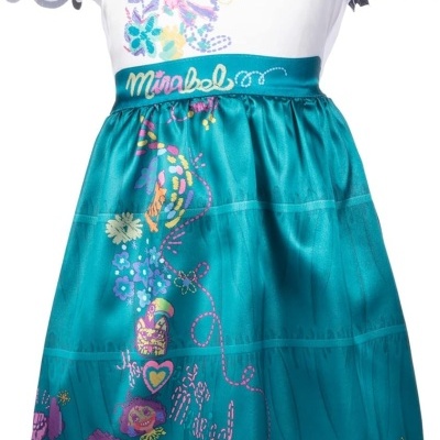 Vestido de criança colorido com padrões florais e borboletas