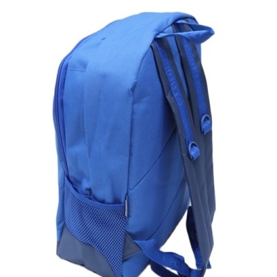 Mochila azul vista lateral com bolso em rede