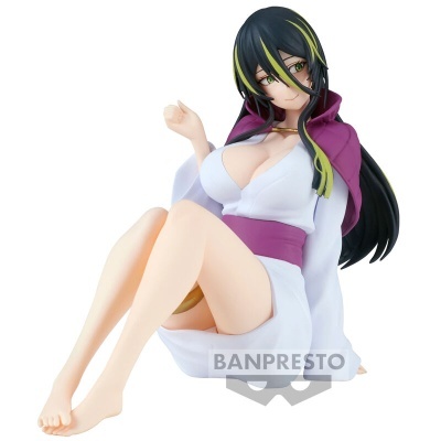 Figura anime feminino com roupa branca e capa roxa sentada