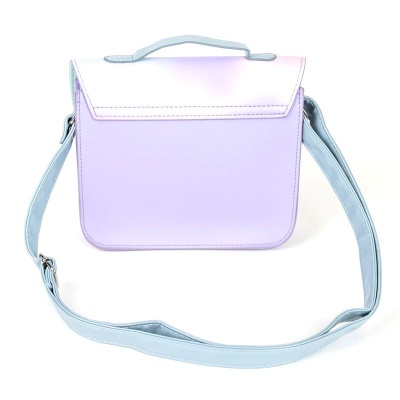 Mala pequena lilás com alça azul clara e fecho na aba