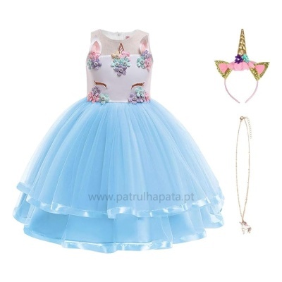 Vestido azul claro com flores no corpo e saia volumosa, tiara de unicórnio e colar delicado