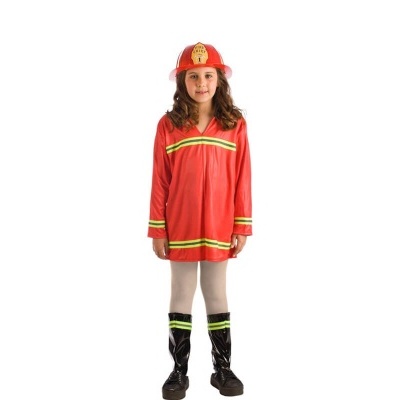 Criança em fato de bombeiro vermelho com capacete e botas pretas