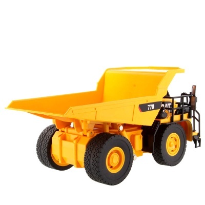 Carrinha de brinquedo amarela CAT 770 em fundo branco