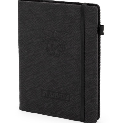 Caderno preto com padrão geométrico e logotipo SL Benfica em relevo