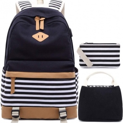 Mochila preta com listras brancas, carteira listrada e bolsa preta pequena