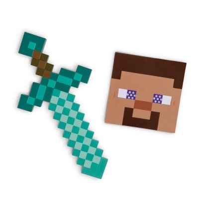 Espada e máscara pixelada de personagem Minecraft